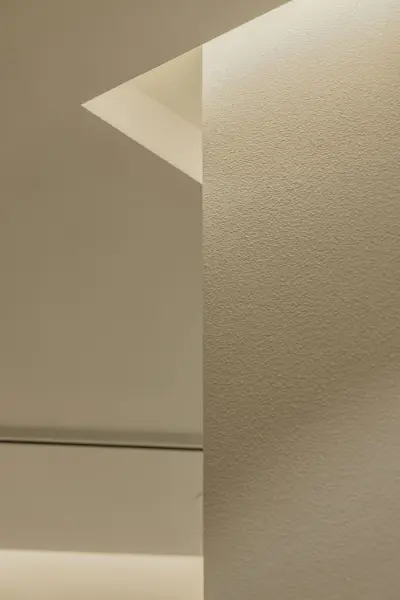 빛과 텍스처가 빚어낸 미니멀 갤러리 벽면